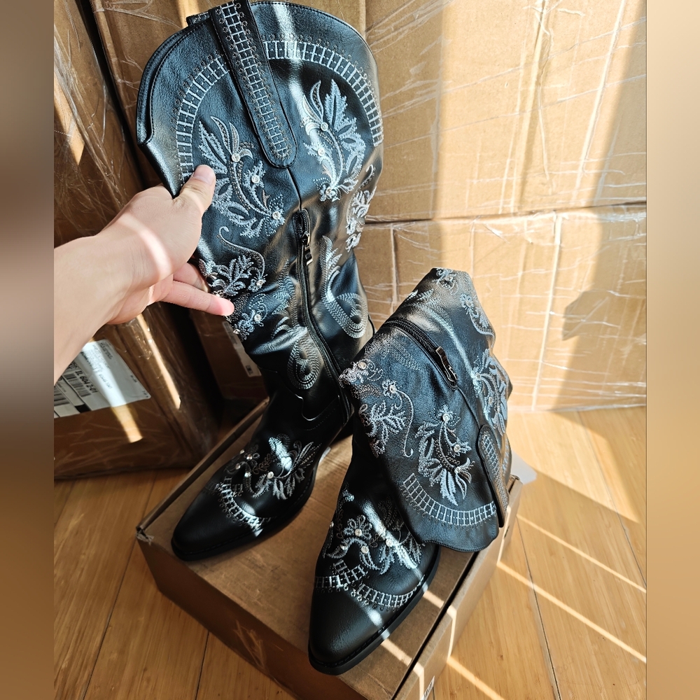 Elegant Black Embroidered Women's Boots